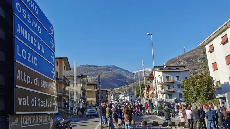 Il Consiglio comunale in strada a Malegno