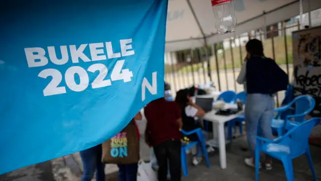 epa11124919 Supporters of the Nuevas Ideas party work on Olympic Avenue during electoral preparations in San Salvador, El Salvador, 03 February 2024. Unexpected rain in San Salvador disrupted the distribution of ballots to polling stations for the 04 February elections. President Nayib Bukele is anticipated to secure a significant majority, seemingly acknowledged by the opposition. Some voting points were dominated by the blue and white colors of the official New Ideas (NI) party. EPA/BIENVENIDO VELASCO