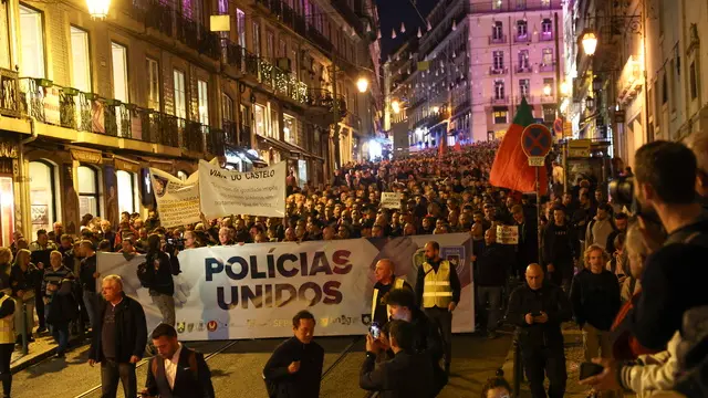 epa11101735 PSP (Public Security Police) and GNR (National Republican Guard) police forces march towards the Portuguese Parliament during a demonstration against the government policies regarding a pension given to the Judiciary Police and not to the other police forces, in Lisbon, Portugal, 24 January 2024. The banner reads 'United police.'  EPA/JOSE SENA GOULAO