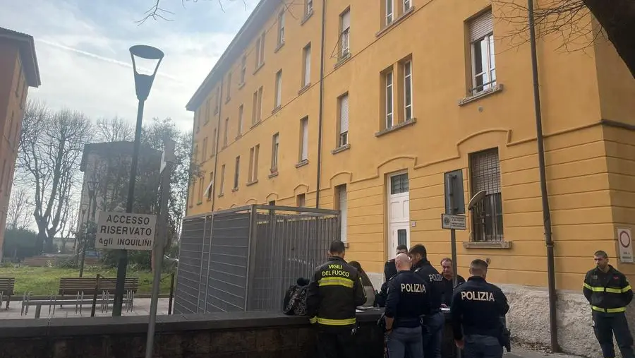La palazzina in cui è stato rinvenuto il cadavere della donna © www.giornaledibrescia.it