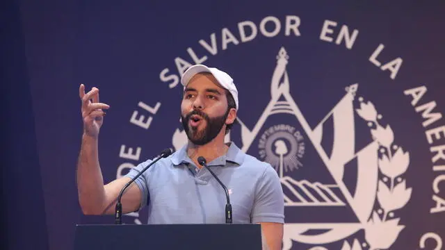 epa11127650 Salvadoran President Nayib Bukele speaks during a press conference at a capital hotel in San Salvador, El Salvador, 04 February 2024. President of El Salvador, Nayib Bukele, despite the electoral silence in force in the country, asked the population to go out and vote to "continue fighting the gangs" before the presidential and legislative elections conclude.  EPA/JAVIER APARICIO