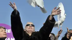 epa02621830 British singer Annie Lennox releases a dove into the air at the Millennium Bridge during a march to mark International Women's Day in London, Britain, 08 March 2011. Lennox joined thousands of other women at the 'Join Me On The Bridge' event to mark the 100th anniversary of International Women's Day, calling for equal rights for women in Afghanistan and across the world.  EPA/ANDY RAIN