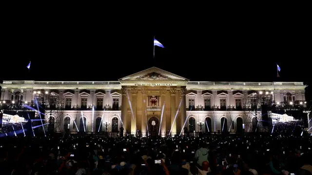 epa11128265 General view of the National Palace with supporters coming to listen to the current president and re-election winner, Nayib Bukele, who speaks with his wife Gabriela Rodriguez de Bukele in San Salvador, El Salvador, 04 February 2024. The preliminary count of the presidential elections in El Salvador gives an overwhelming victory to Nayib Bukele with 1,090,522 votes for his party, Nuevas Ideas (NI), well ahead of the Farabundo Marti National Liberation Front (FMLN, left) with 93,846, and the Nationalist Republican Alliance (Arena, right), with 81,102, according to data released by the Supreme Electoral Tribunal (TSE), which must be ratified in final scrutiny.  EPA/Rodrigo Sura