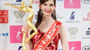 epa11101124 Carolina Shiino, a naturalized Ukrainian model, poses with her trophy after being crowned grand prix winner at the Miss Japan Contest in Tokyo, Japan, 22 January 2024 (issued 24 January 2024). The Miss Japan Contest crowned Carolina Shiino, a Ukrainian-born model who has been raised in Japan since the age of five. EPA/JIJI PRESS JAPAN OUT EDITORIAL USE ONLY/