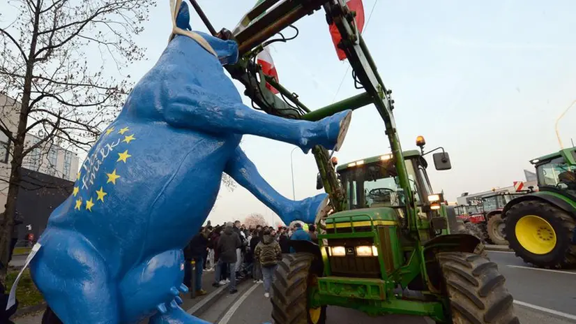 La protesta degli agricoltori davanti alla sede del Pirellino lunedì 5 febbraio - Foto Marco Ortogni Neg © www.giornaledibrescia.it