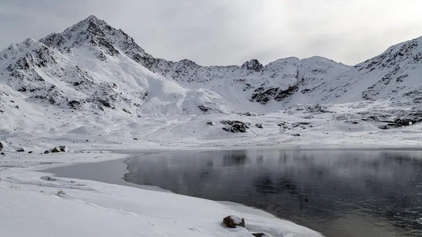 Una foto di inizio novembre con la neve che ricopre ormai il cantiere al lago Bianco e la strada per il Passo Gavia