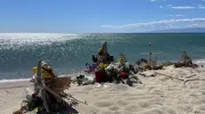 Dopo 19 giorni, il mare continua a restituire effetti personali dei migranti e oggetti legati alla tragedia avvenuta il 26 febbraio sulla spiaggia di Steccato di Cutro in Calabria, 16 marzo 2023. ANSA/Francesco Ceraudo
