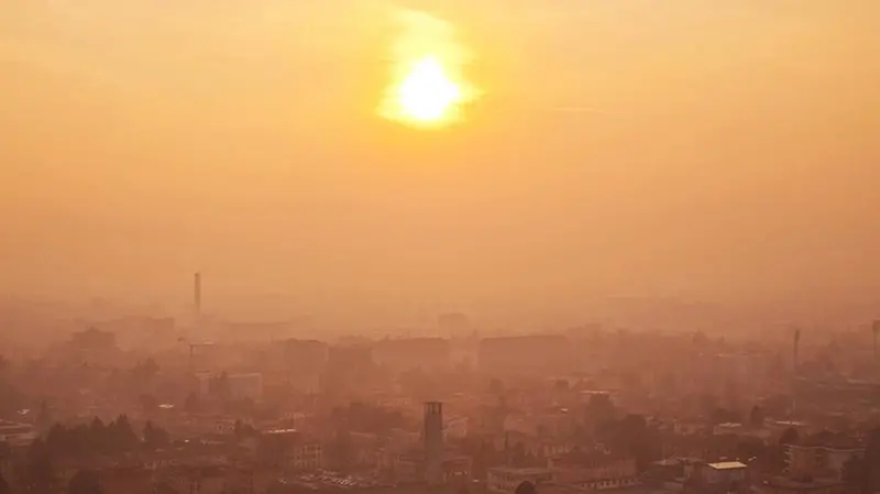 La cappa di smog su Brescia in una foto del 5 febbraio dal colle San Giuseppe