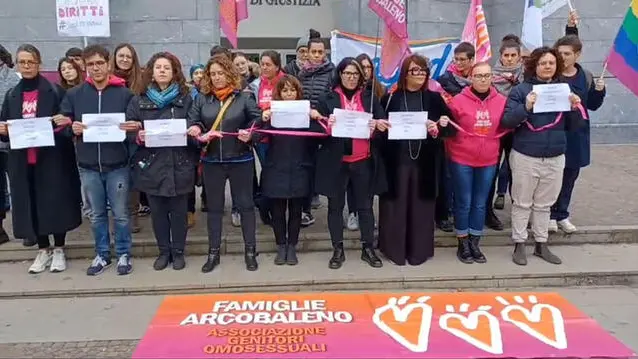 Le mamme arcobaleno manifestano davanti al Tribunale, dove stanno per iniziare le udienze delle prime 4 coppie omogenitoriali contro le quali a giugno La Procura ha impugnato i certificati di nascita dei 37 figli di 'due mamme' - una biologica, e la seconda di intenzione - registrati all'anagrafe dal Comune euganeo, Padova, 14 novembre 2023. ANSA