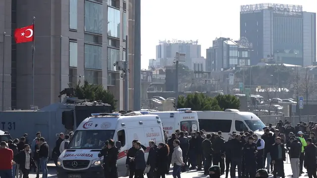 epa11130733 Police secure the area following an attack in front of the Istanbul Courthouse in Istanbul, Turkey, 06 February 2024. According to Turkey's Interior Minister Ali Yerlikaya, an attack on an Istanbul courthouse has left two people dead and five injured.  EPA/BERK OZKAN