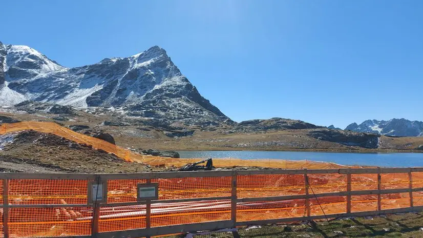 Il cantiere al lago Bianco, al Passo Gavia, in una foto di inizio ottobre 2023