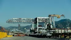 Una veduta delle banchine portuali dove vengono scaricate e caricate le bobine di acciaio all'interno dello stabilimento dell'Ilva di Genova Cornigliano. 26 gennaio 2017 a Genova. 
ANSA/LUCA ZENNARO
