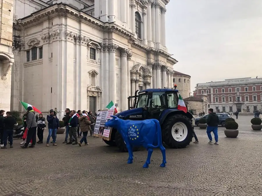 I trattori degli agricoltori in protesta arrivano in piazza Paolo VI e sotto il Broletto martedì 6 febbraio 2024