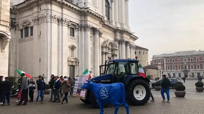 I trattori degli agricoltori in protesta arrivano in piazza Paolo VI e sotto il Broletto martedì 6 febbraio 2024