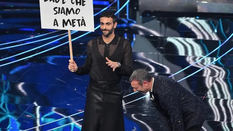 Mengoni indossa una gonna in pelle by Valentino