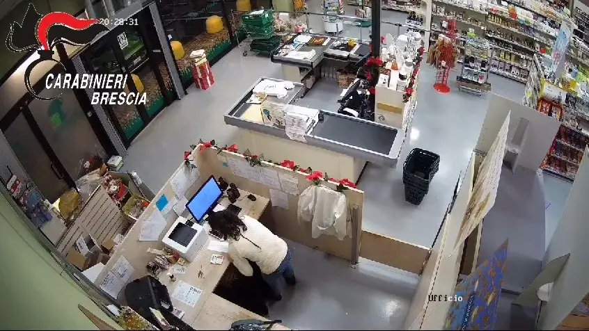 Un frame del video ripreso dalle telecamere di sicurezza del supermercato