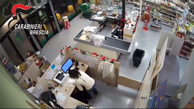 Un frame del video ripreso dalle telecamere di sicurezza del supermercato