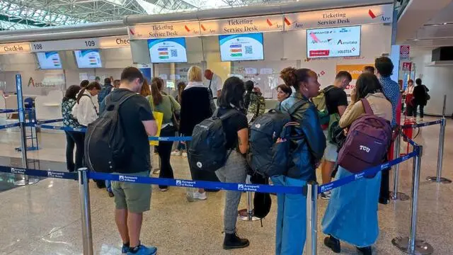 Non ci sono particolari disagi, al momento, all'aeroporto di Fiumicino, dove le cancellazioni in partenza sono limitate a pochi voli, per lo sciopero nazionale di 4 ore, dalle 13 alle 17, degli addetti delle società di handling aeroportuali, proclamato dai sindacati dei trasporti Filt-Cgil, Fit-Cisl, Uiltrasporti e Ugl Trasporto aereo e dai sindacati di base Usb e Cub per il rinnovo del contratto nazionale, scaduto a fine 2017. Poche presenze al presidio sindacale organizzato all'esterno del Terminal 3, dove spiccano le bandiere delle rappresentanze, 29 settembre 2023. ANSA/TELENEWS