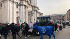I trattori degli agricoltori in protesta arrivano in piazza Paolo VI e sotto il Broletto martedì 6 febbraio 2024