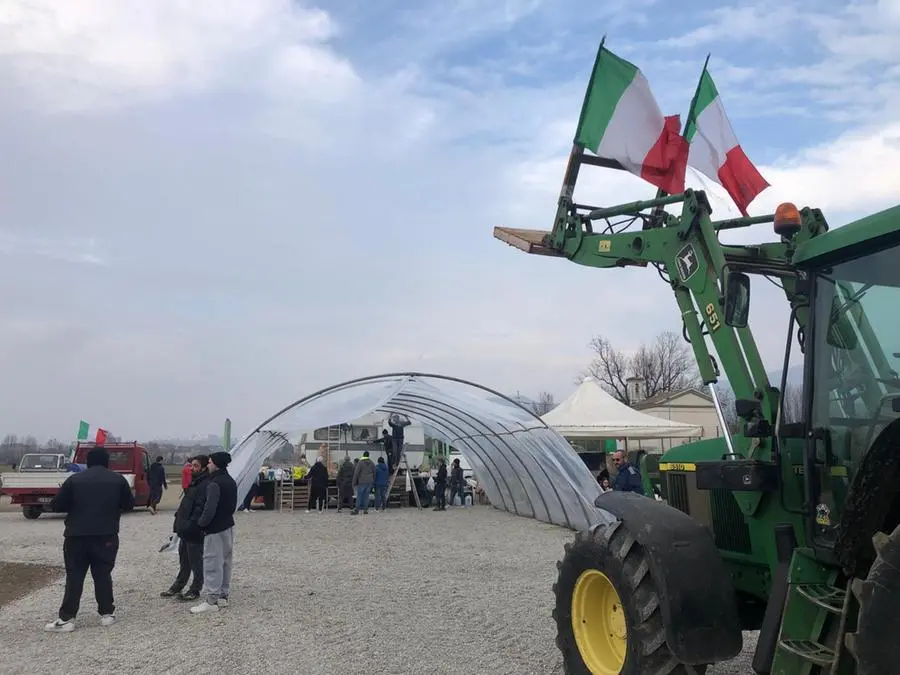 Gli agricoltori allestiscono un tendone al presidio in via della Maggia, a Brescia, il 7 febbraio 2024