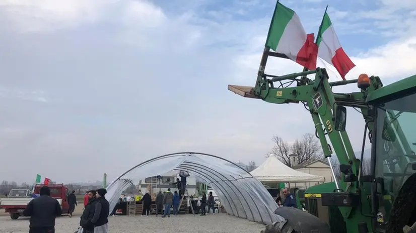 Gli agricoltori allestiscono un tendone al presidio in via della Maggia, a Brescia, il 7 febbraio 2024