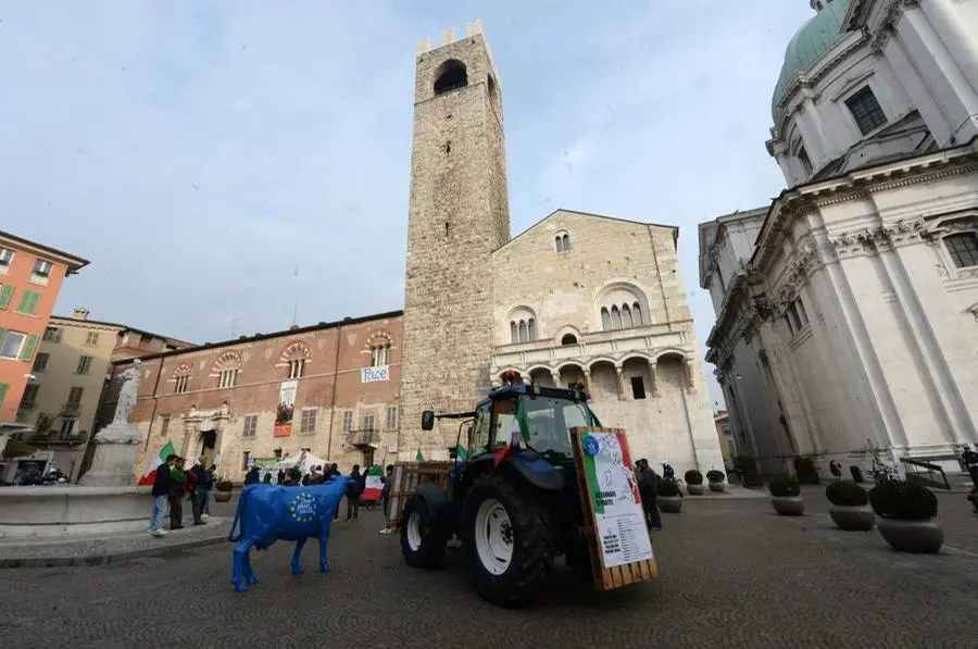 Gli agricoltori allestiscono un tendone al presidio in via della Maggia, a Brescia, il 7 febbraio 2024