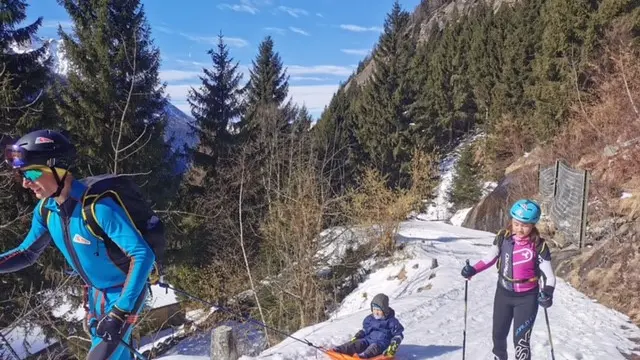 Gianni si diverte con i due figli cinesi - © www.giornaledibrescia.it