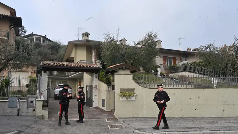 I carabinieri fuori dall'abitazione di Santina Delai a Puegnago del Garda - Foto Gabriele Strada Neg © www.giornaledibrescia.it