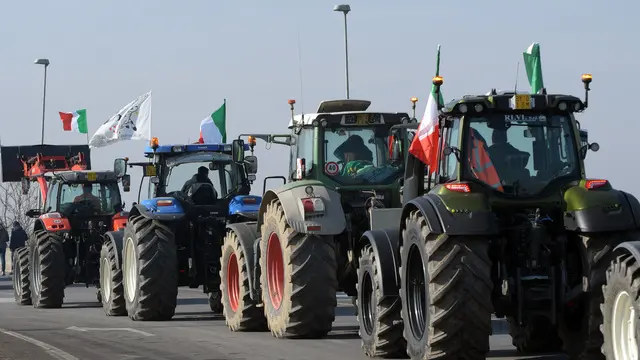 MELEGNANO - 02-02-2024 - PRESIDIO AGRICOLTORI CON TRATTORI - SULLA ROTONDA AUTOSTRADA - I TRATTORI PERCORRONO LA PROVINCIALE FINO A BINASCO PARALIZZANDOLA - FOTO CANALI/ANSA - PER REDAZIONE SUD MILANO/METROPOLI - PINCIONI/CANGEMI