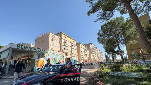 Carabinieri all'esterno del Parco Verde a Caivano dove la scorsa notte in seguito ad un raid  sono stati esplosi diversi colpi di arma da fuoco, 11, Settembre 2023. ANSA/CESARE ABBATE