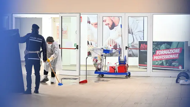 Un'addetta del Centro di Formazione Professionale Afol di Pieve Emanuele, nel Milanese dove uno studente 15enne Ã¨ stato accoltellato, ripulisce il pavimento nell'atrio d'entrata, 6 febbraio 2024. Il giovane aggressore ha 17 anni ed Ã¨ di Rozzano, dove Ã¨ stato preso in consegna dai Carabinieri in attesa delle valutazioni della Procura presso il Tribunale per i Minorenni. ANSA/DANIEL DAL ZENNARO
