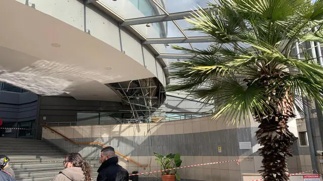 La Corte di Appello penale di Roma, in via Romeo Romei, è stata evacuata questa mattina dopo il parziale crollo di un soffitto nell'androne del palazzo causato dalla rottura di un tubo dell'acqua. Non si segnalano feriti ma per precauzione sono state momentaneamente sospese le udienze e fatto uscire le persone presenti all'interno della struttura.
ANSA