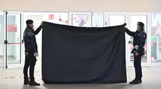 Agenti della Polizia Locale tengono un telo davanti al punto del Centro di Formazione Professionale Afol di Pieve Emanuele, nel Milanese, dove uno studente 15enne Ã¨ stato accoltellato nell'atrio d'entrata un da un coetaneo, 6 febbraio 2024. Il giovane aggressore ha 17 anni ed Ã¨ di Rozzano, dove Ã¨ stato preso in consegna dai Carabinieri in attesa delle valutazioni della Procura presso il Tribunale per i Minorenni. ANSA/DANIEL DAL ZENNARO