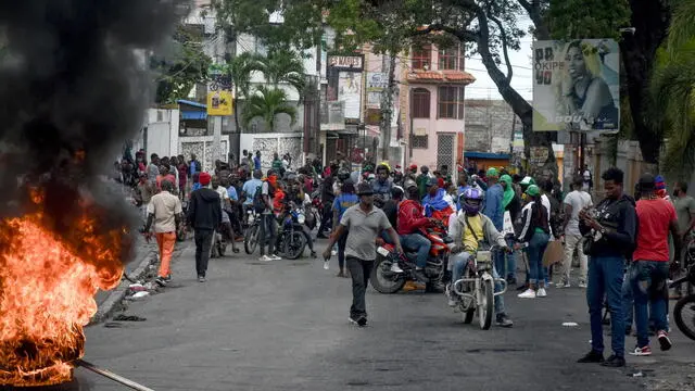 epa11135298 People participate in a large anti-government protest in Port-au-Prince, Haiti, 07 February 2024. The protests carried out by thousands of Haitians to demand the departure of the government of Prime Minister Ariel Henry are gaining in violence, and they have left one dead and several injured in various cities where looting, acts of vandalism and fires have been recorded. The tension in the mobilizations was expected, as the date on which Henry was supposed to leave power has passed under an agreement signed in December 2022 with opposition parties, representatives of civil society and the approval of the international community.  EPA/Siffroy Clarens