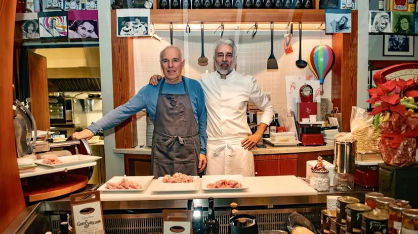 Ruggero e Claudio Mombelli nel loro locale, La bottega di Vittorio, a San Bartolomeo