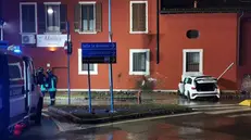 L'auto finita contro un muro a Fornaci