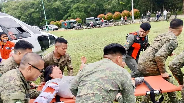 epa11132876 A handout photo made available by the Philippine Army 60th Infantry Battalion (PA 60IB) shows soldiers unloading a victim from a military rescue helicopter in the town of Maco, Davao de Oro province, Philippines, 07 February 2024. At least 15 wounded persons were rescued and dozens are feared buried by mud and debris after a landslide hit a mining village the town of Maco, Davao de Oro. Heavy rains pounded Davao region for weeks, forcing thousands of villagers were brought into evacuation shelters.  EPA/PA 60IB / HANDOUT BEST QUALITY AVAILABLE HANDOUT EDITORIAL USE ONLY/NO SALES HANDOUT EDITORIAL USE ONLY/NO SALES