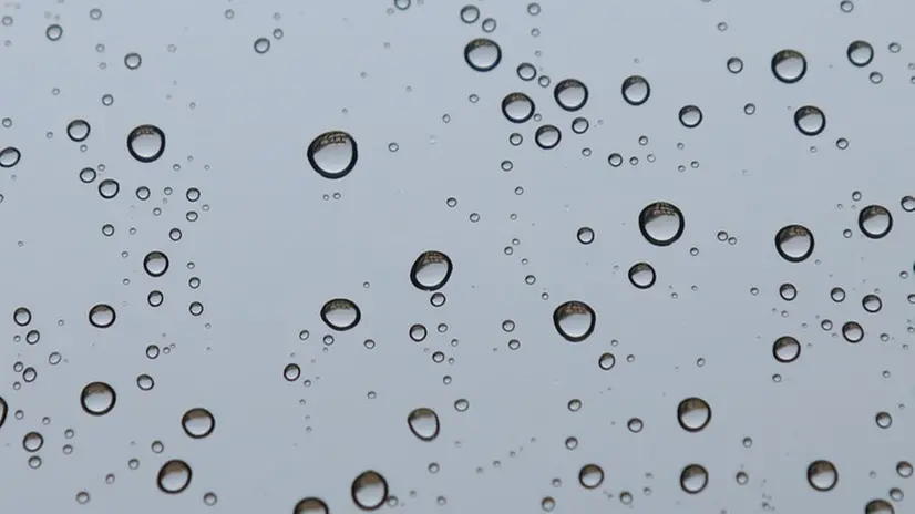 Gocce di pioggia su un vetro