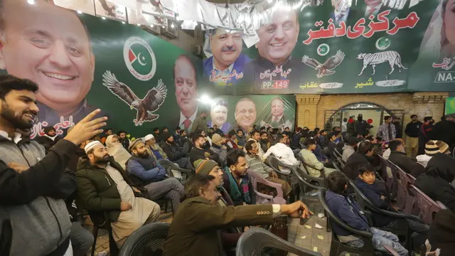 epa11137478 People watch a broadcast of the unofficial preliminary partial results at the end of election day, in Lahore, Pakistan, 08 February 2024. Pakistani voters headed to heavily guarded polling stations on 08 February to elect a new government for a five-year term amid increased security threats. There are more than 128 million registered voters, 59.3 million (46 percent) women and 69.2 million (54 percent) men. More than 20 million new voters have been registered for the 2024 elections. Nearly 18,000 candidates are running for 266 contestable parliamentary seats.  EPA/RAHAT DAR