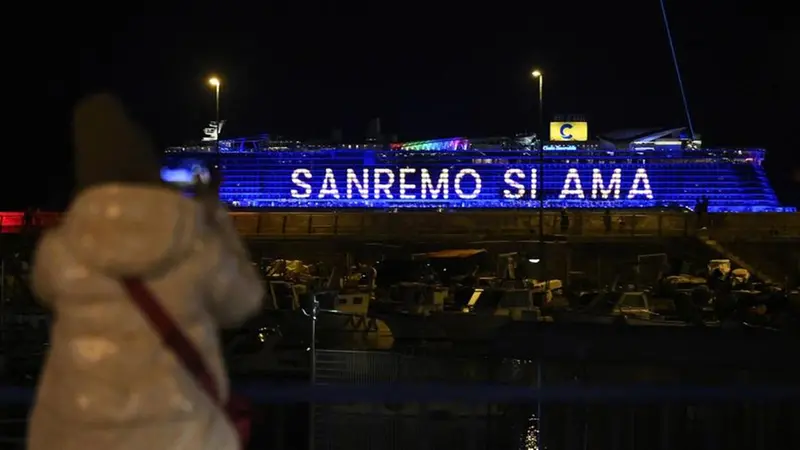 Uno degli extra-palchi del Festival è sulla Costa Smeralda