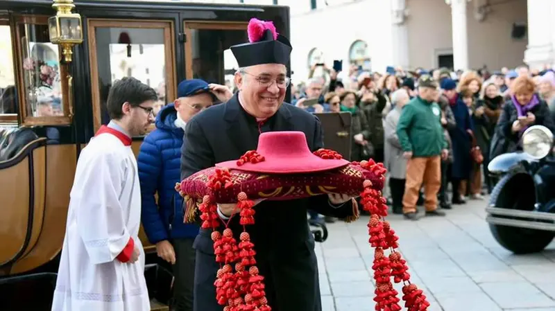 La consegna in Loggia del galero rosso da parte del parroco di San Faustino