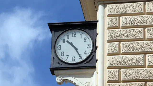 L'orologio della stazione di Bologna fremo alle 10.25 ora della starge alla stazione del 2 agosto 1980.Nessun museo o monumento: a Bologna la memoria del 2 agosto vive in luoghi quotidiani e di passaggio. Così ha sempre voluto ricordare la bomba e gli 85 morti l'associazione dei parenti delle vittime, rifiutando in passato progetti importanti ( scegliendo di non separare la memoria dalla città.GIORGIO BENVENUTI