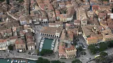 Una veduta di Desenzano (foto d'archivio)