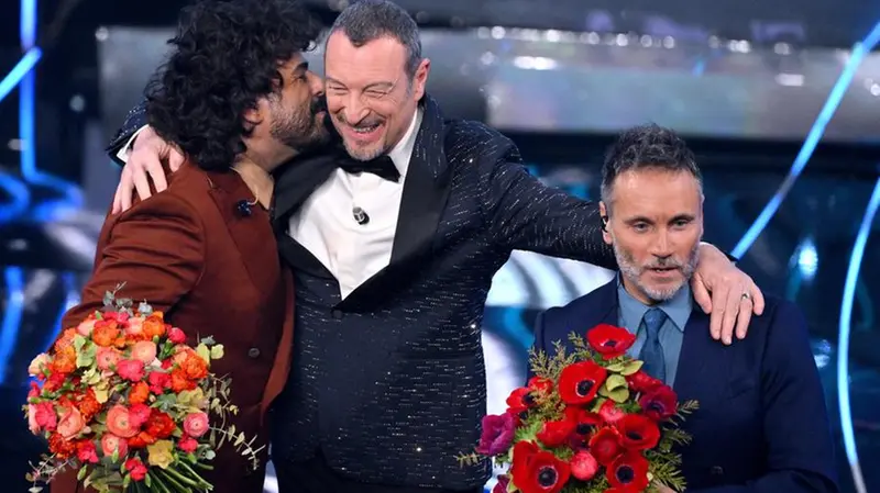 Renga e Nek con Amadeus e i fiori di Sanremo