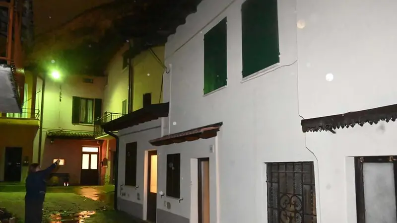 La casa danneggiata dal masso a Virle