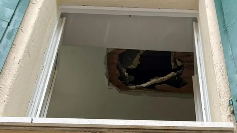 I danni provocati dai sassi alla casa di Virle