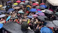 Il concerto sotto la pioggia di Mr. Rain a Sanremo  © www.giornaledibrescia.it
