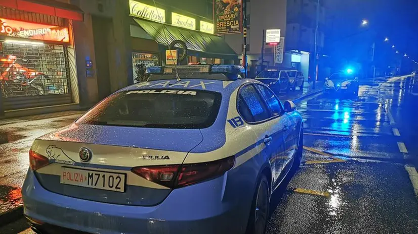 Lite con due feriti in via Chiusure: una volante sul posto