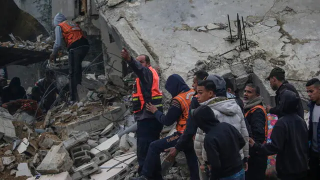 epa11138870 Palestinian civil defense workers search for bodies and survivors among the rubble of a destroyed house following an Israeli air strike in Deir Al Balah town, southern Gaza Strip, 09 February 2024. According to the Palestinian Civil Defense, more than 10 members of two different families were killed in the strike the previous night. Nearly 28,000 Palestinians and over 1,300 Israelis have been killed, according to the Palestinian Health Ministry and the Israel Defense Forces (IDF), since Hamas militants launched an attack against Israel from the Gaza Strip on 07 October 2023, and the Israeli operations in Gaza and the West Bank which followed it.  EPA/MOHAMMED SABER