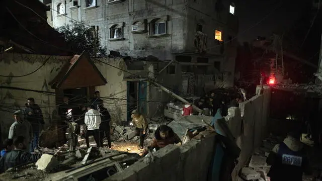 epa11138496 People inspect the rubble of a residential building destroyed by the Israeli army, in the Rafah refugee camp, southern Gaza Strip, 09 February 2024. More than 27,500 Palestinians and over 1,300 Israelis have been killed, according to the Palestinian Health Ministry and the Israel Defense Forces (IDF), since Hamas militants launched an attack against Israel from the Gaza Strip on 07 October 2023, and the Israeli operations in Gaza and the West Bank which followed it.  EPA/HAITHAM IMAD